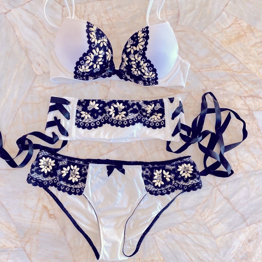 3 Pc Set Rare Very Sexy Crochet Lace Embellished Floral 32B Bra Garter Panty S